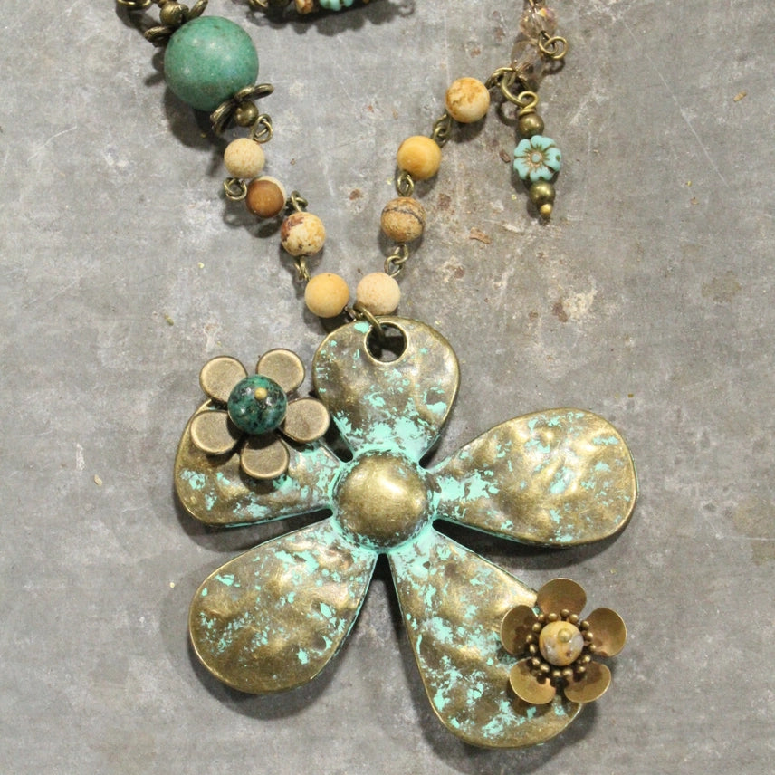 Collar con flor en 3D patinada y capas checas