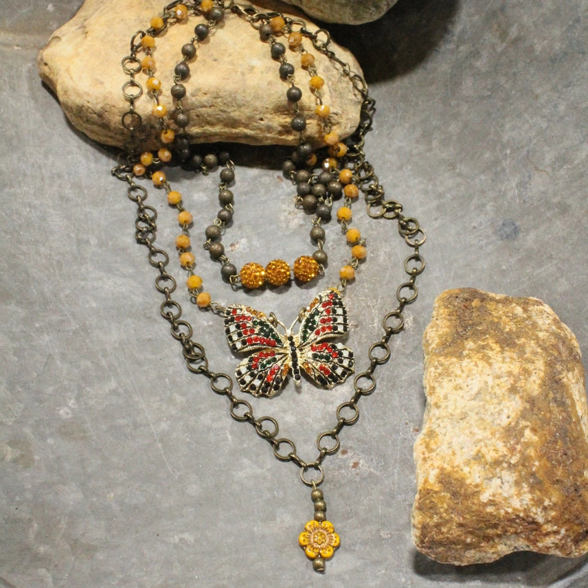 Collar en capas de mariposa mostaza Spread Your Wings