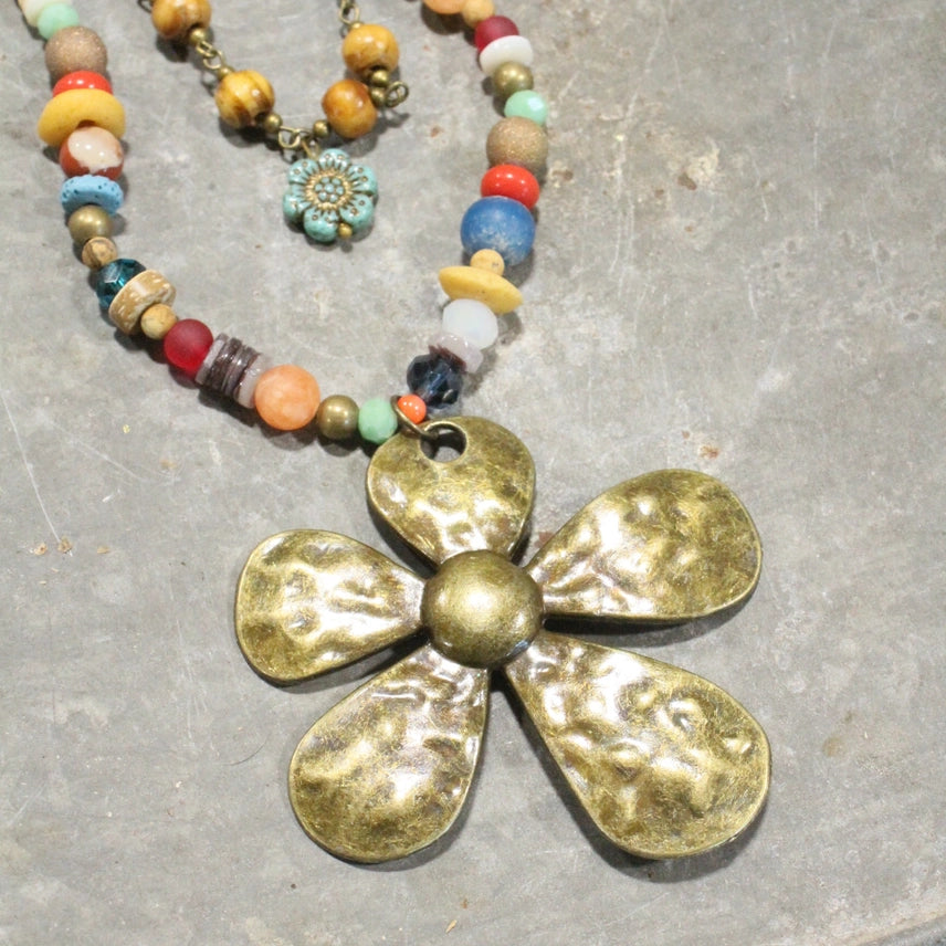 Collar de cuero con capas de flores Diversión bajo el Sol