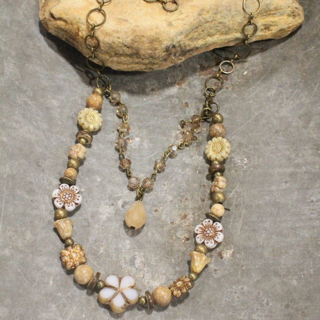 Collar de capas Czech Me Out en beige y natural