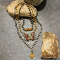 Collar en capas de mariposa mostaza Spread Your Wings