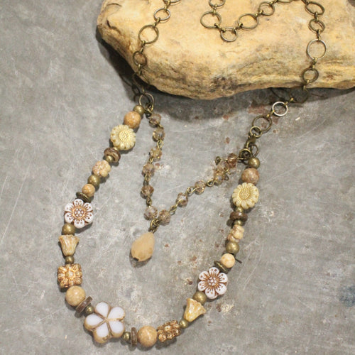 Collar de capas Czech Me Out en beige y natural