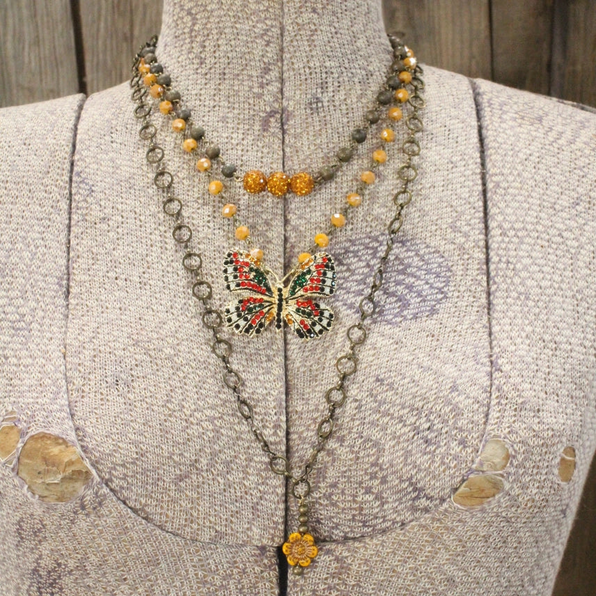 Collar en capas de mariposa mostaza Spread Your Wings