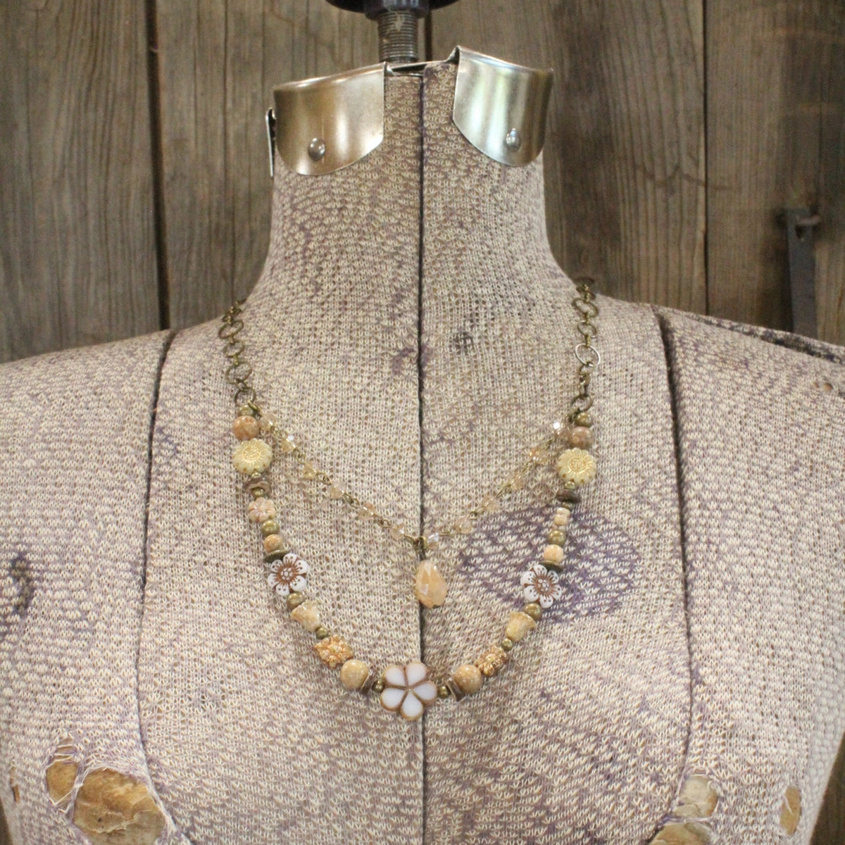 Collar de capas Czech Me Out en beige y natural