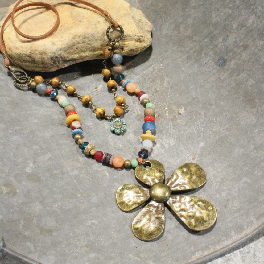 Collar de cuero con capas de flores Diversión bajo el Sol