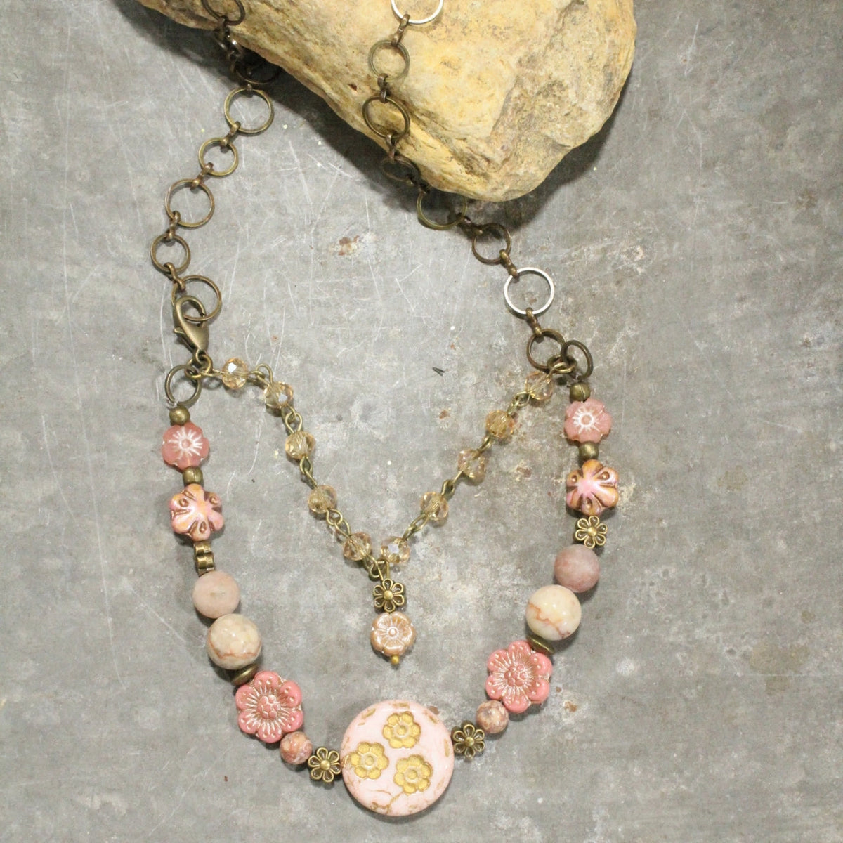 Collar en capas Czech Me Out rosa rubor