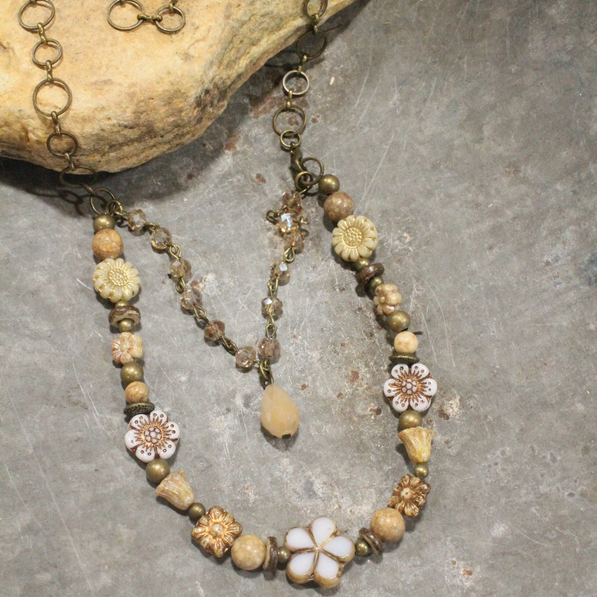 Collar de capas Czech Me Out en beige y natural