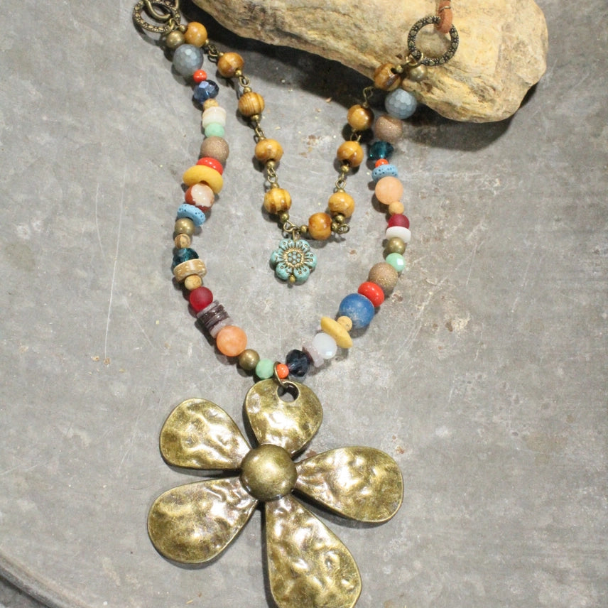 Collar de cuero con capas de flores Diversión bajo el Sol