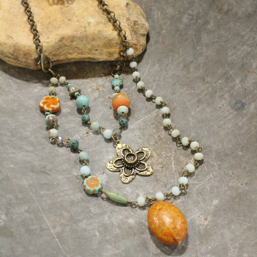 Collar multicapa de flor y piedra