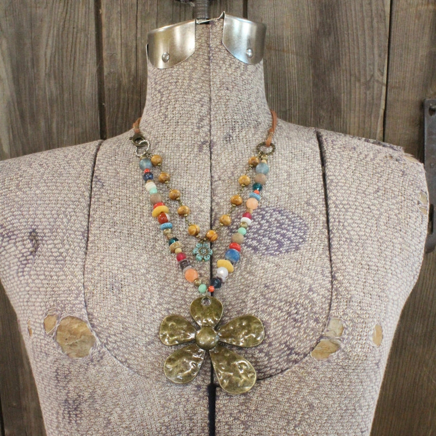 Collar de cuero con capas de flores Diversión bajo el Sol