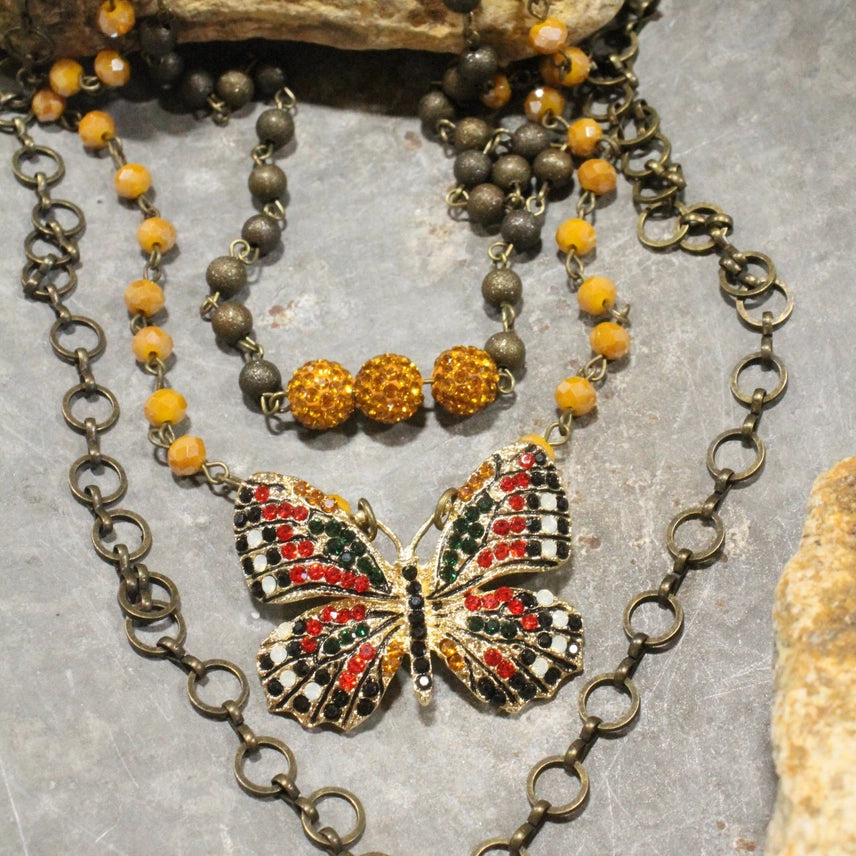 Collar en capas de mariposa mostaza Spread Your Wings