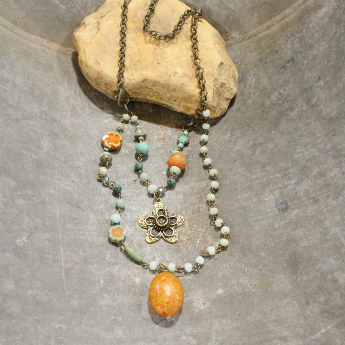Collar multicapa de flor y piedra