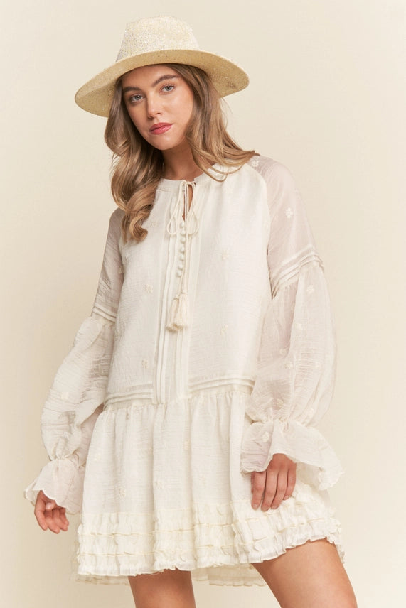 Vestido de manga larga con bordado floral y borlas