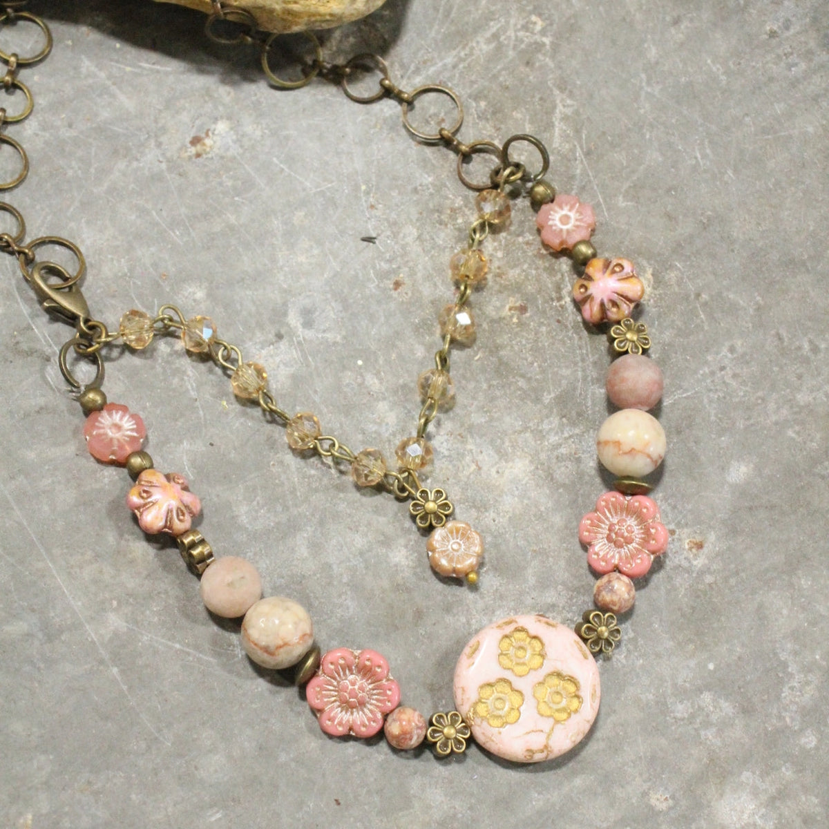 Collar en capas Czech Me Out rosa rubor
