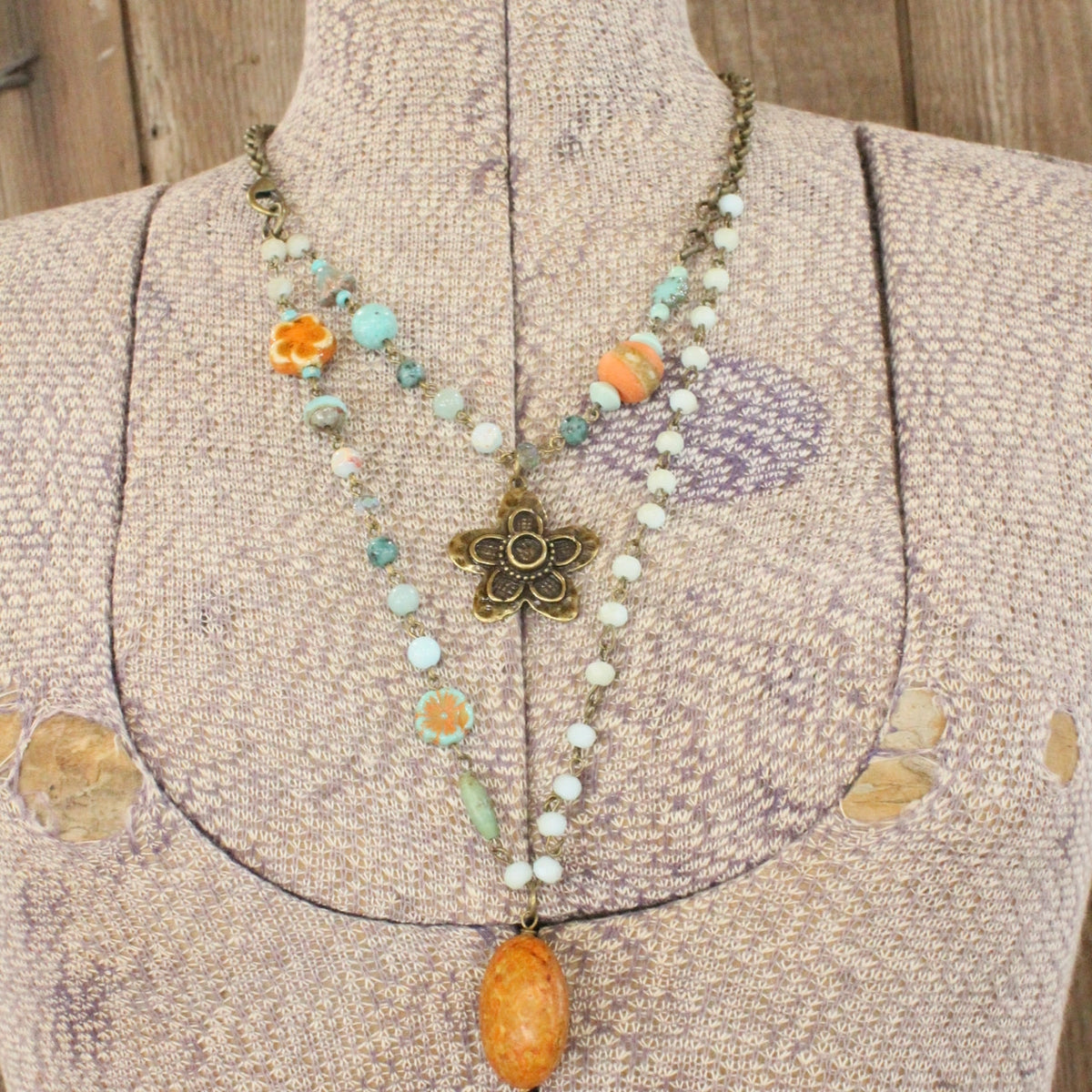 Collar multicapa de flor y piedra