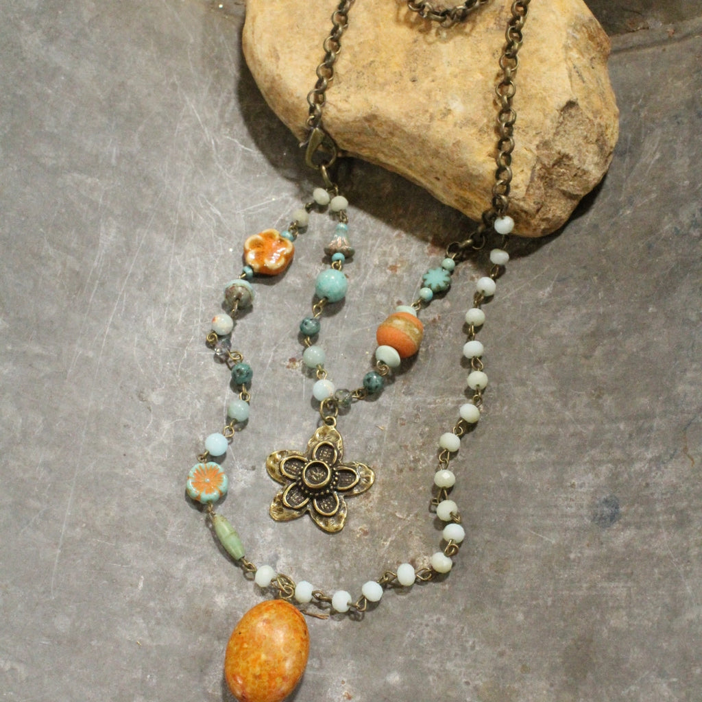Collar multicapa de flor y piedra