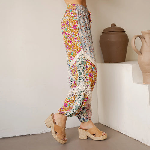 Pantalones tipo harén con encaje y diseño de parches estilo boho