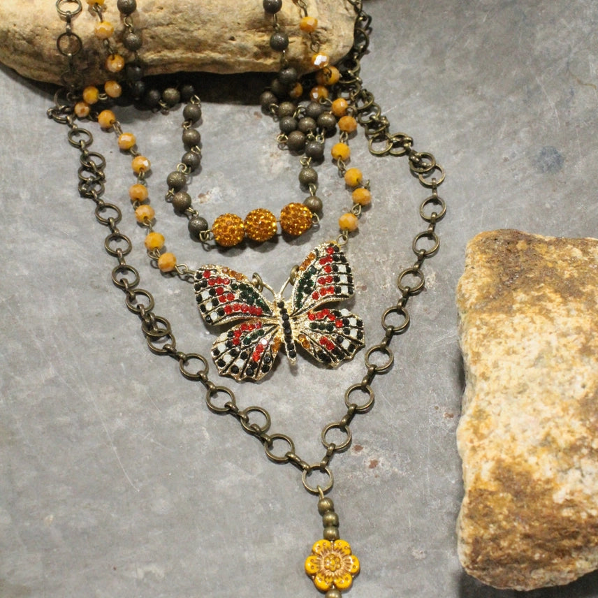 Collar en capas de mariposa mostaza Spread Your Wings