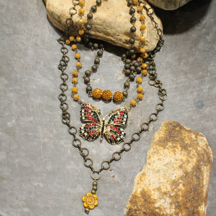 Collar en capas de mariposa mostaza Spread Your Wings