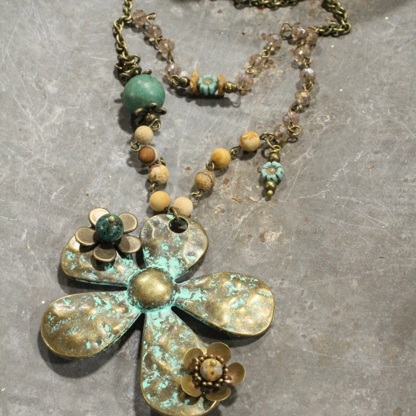 Collar con flor en 3D patinada y capas checas