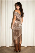 Vestido de malla con flecos y hombros descubiertos