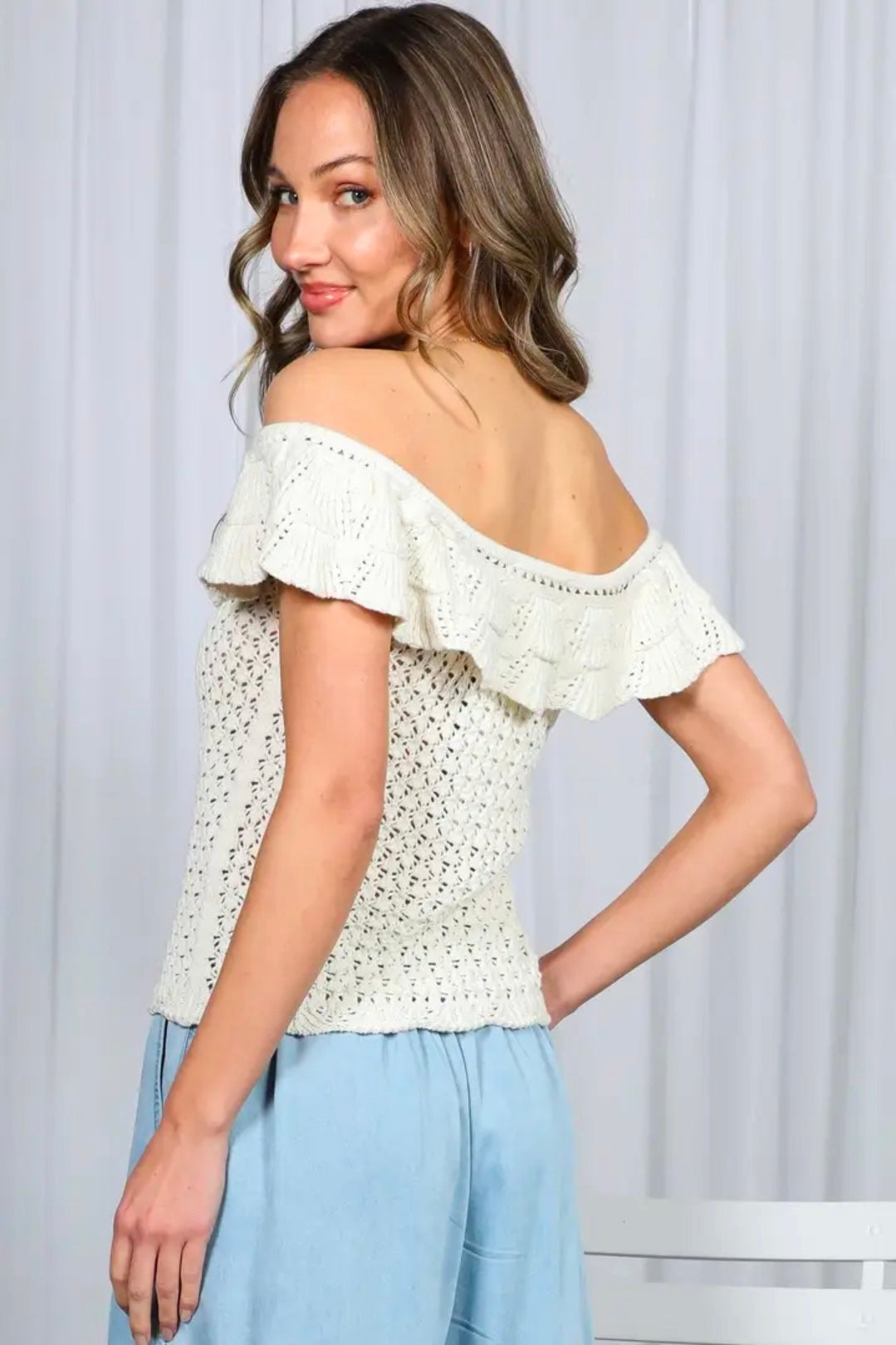 Top de crochet color crema con hombros descubiertos